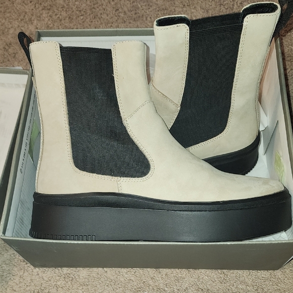 Stylish Black and Cream Ankle Boots - Picture 1 of 6